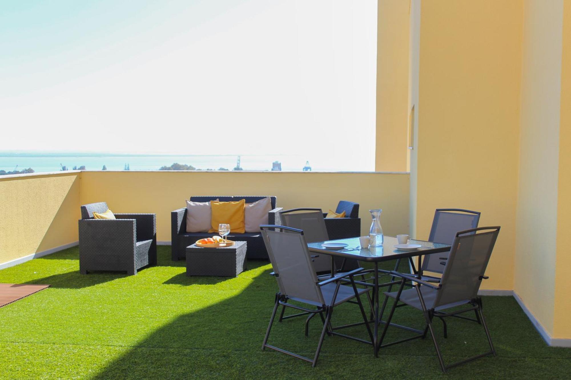 Apartamento One Bedroom With Stunning River Views And Private Rooftop! Lisboa