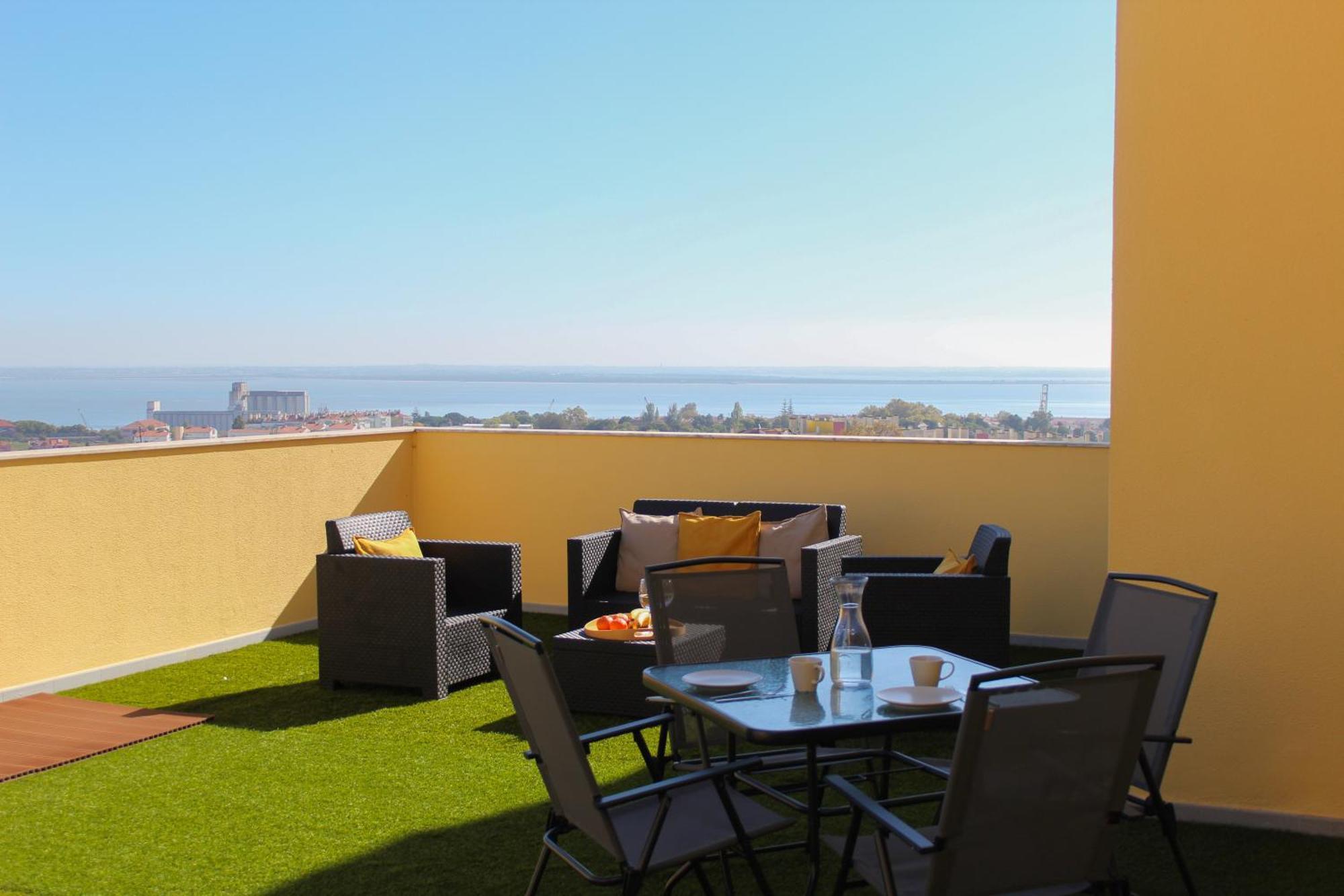 One Bedroom With Stunning River Views And Private Rooftop! Lejlighed Lisboa